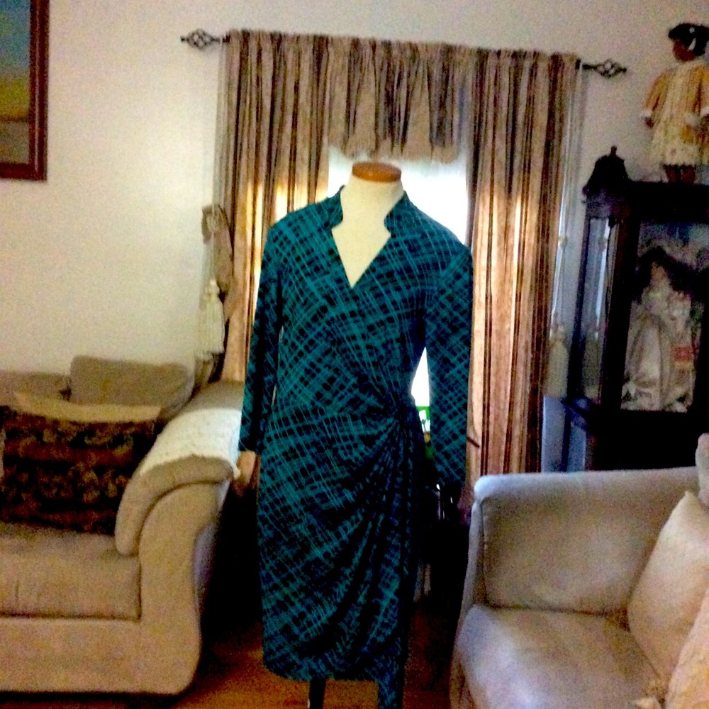 MAGGY LONDON: Size 12 Color Black & Green.